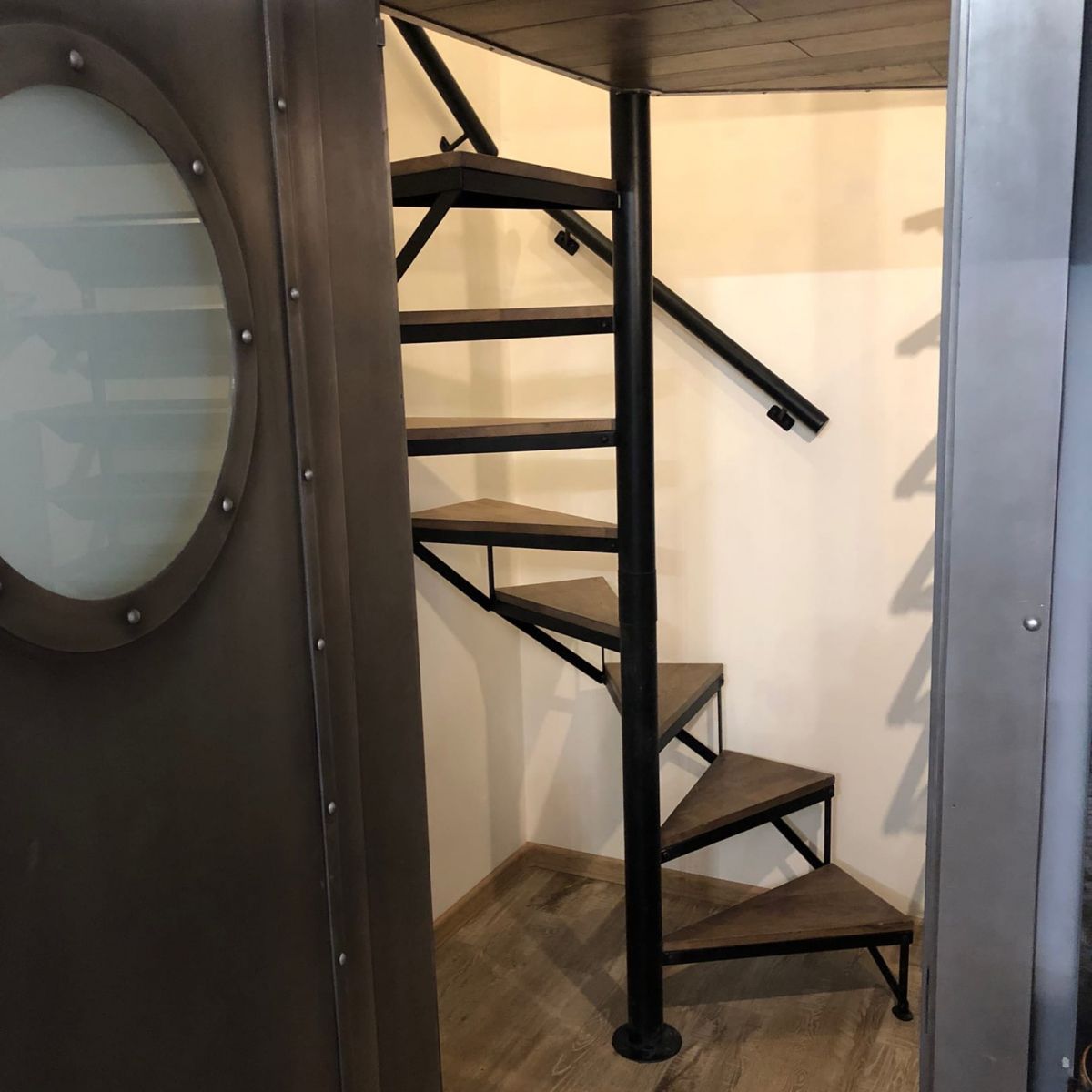 Лестница винтовая в стиле лофт