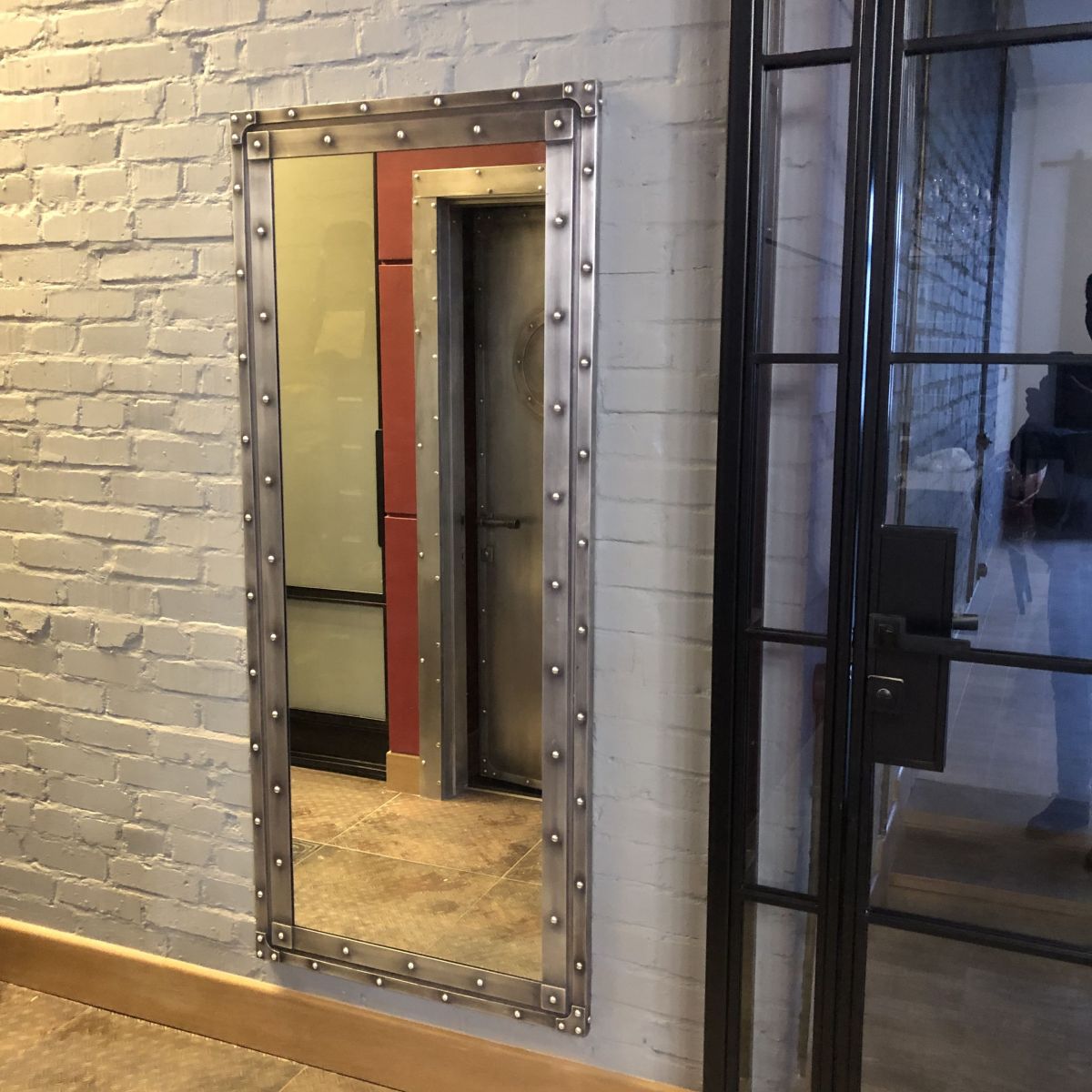Зеркало с подсветкой в стиле лофт, межкомнатные и входные двери, перегородки